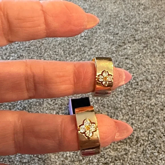 Elegant Gold-Tone Women's Earrings - Picture 2 of 4